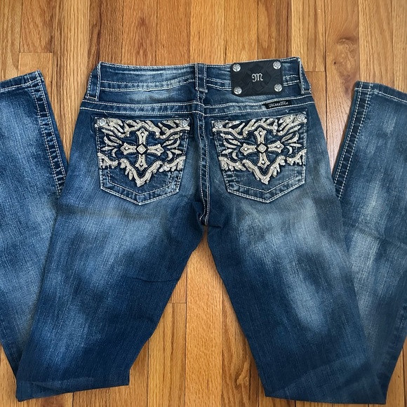 Miss Me Boot Cut Cross Leather Sequin Pocket Signature-Rise Med Blu Jean JW59378 - Picture 2 of 6